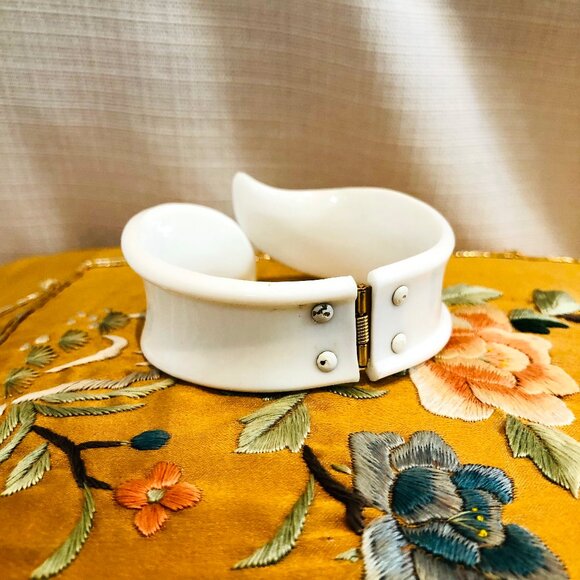 Vintage 1960s Trifari Clamp Bracelet in White Plastic - Picture 2 of 9